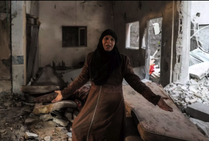 Warga Rafah meratapi situasi di wilayahnya usai diserang Israel. (Foto: MEE)