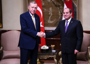 Presiden Mesir Abdel Fattah al-Sisi (kanan) menerima Presiden Turki Recep Tayyip Erdogan, di aula kepresidenan di Kairo, Rabu 14 Februari 2024. (Foto: AFP)