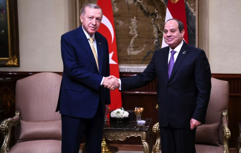 Presiden Mesir Abdel Fattah al-Sisi (kanan) menerima Presiden Turki Recep Tayyip Erdogan, di aula kepresidenan di Kairo, Rabu 14 Februari 2024. (Foto: AFP)