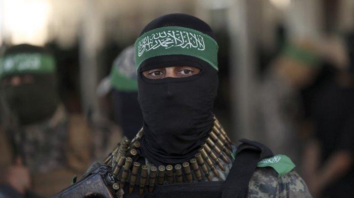 Anggota Brigade al-Qassam, sayap militer Hamas, yang bertopeng, berbaris saat unjuk rasa di Kota Gaza pada 20 Juli 2022. (Foto: AFP)