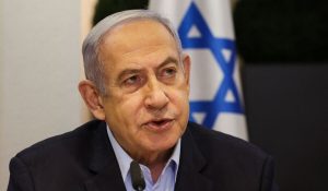 Perdana Menteri Israel Benjamin Netanyahu memimpin rapat kabinet mingguan di Kementerian Pertahanan di Tel Aviv pada 7 Januari 2024. (Foto oleh RONEN ZVULUN / POOL / AFP)