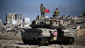 Tentara Israel beroperasi, di tengah konflik yang sedang berlangsung antara Israel dan kelompok Islam Palestina Hamas, di Jalur Gaza, 8 Februari 2024. (REUTERS/DYLAN MARTINEZ)