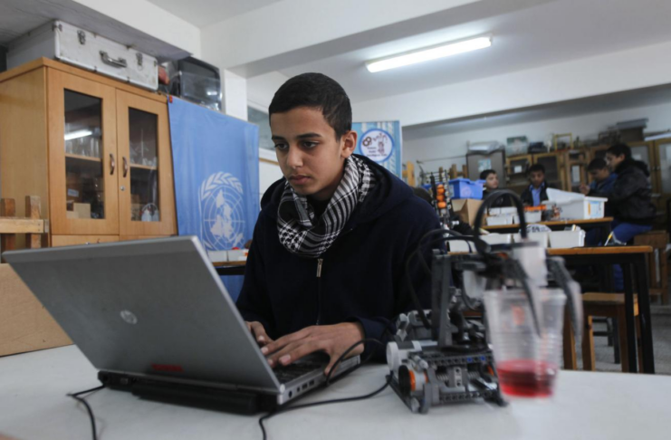 Analisis – Ketika Laptop Menjadi Barang Mewah: Runtuhnya Ekosistem Teknologi Gaza dan Ongkos Tersembunyi bagi Satu Generasi